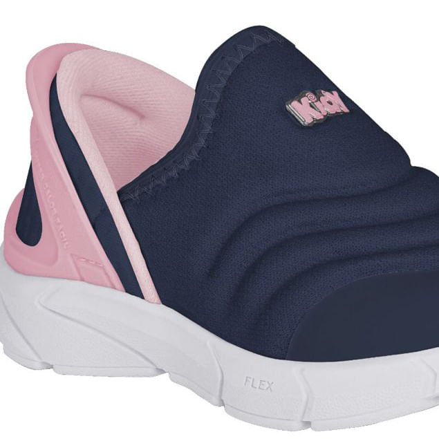 Tênis infantil Kidy azul marinho com detalhes rosa visto de outro ângulo mostrando o fechamento elástico